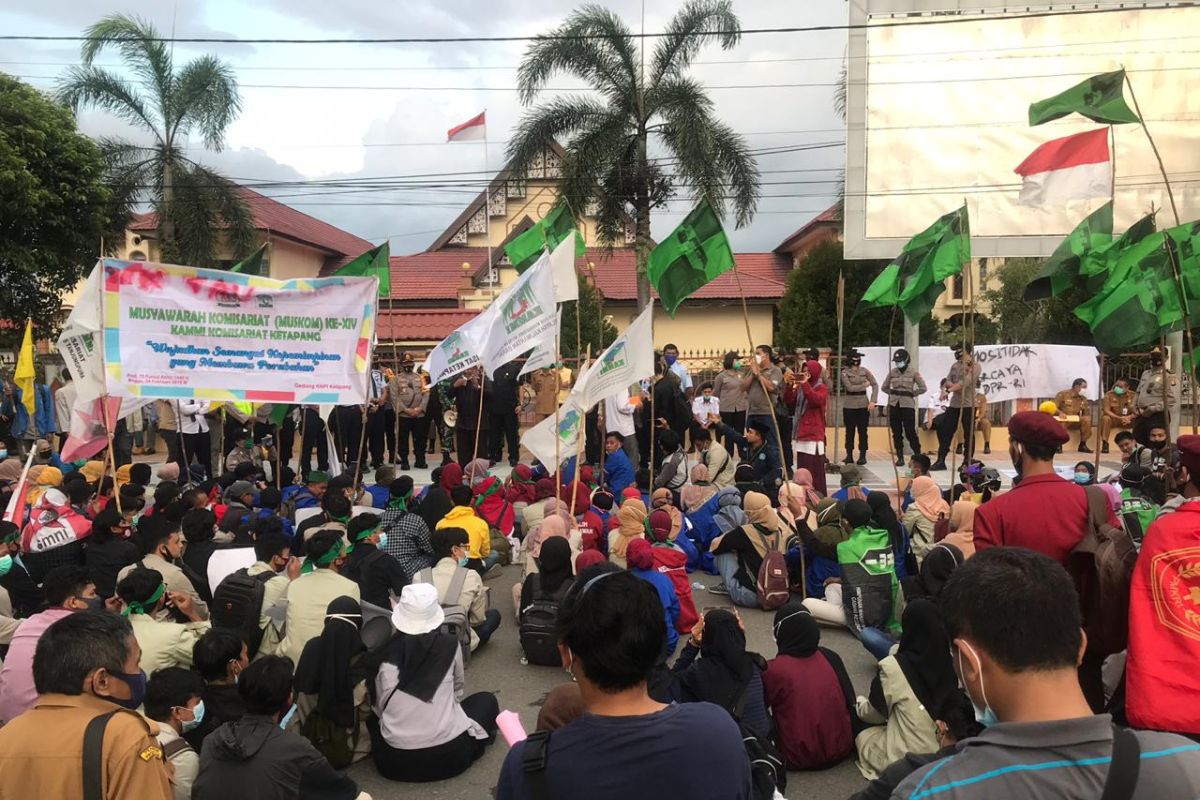 Tolak UU Cipta Kerja, ratusan mahasiswa ketapang unjuk rasa ke DPRD
