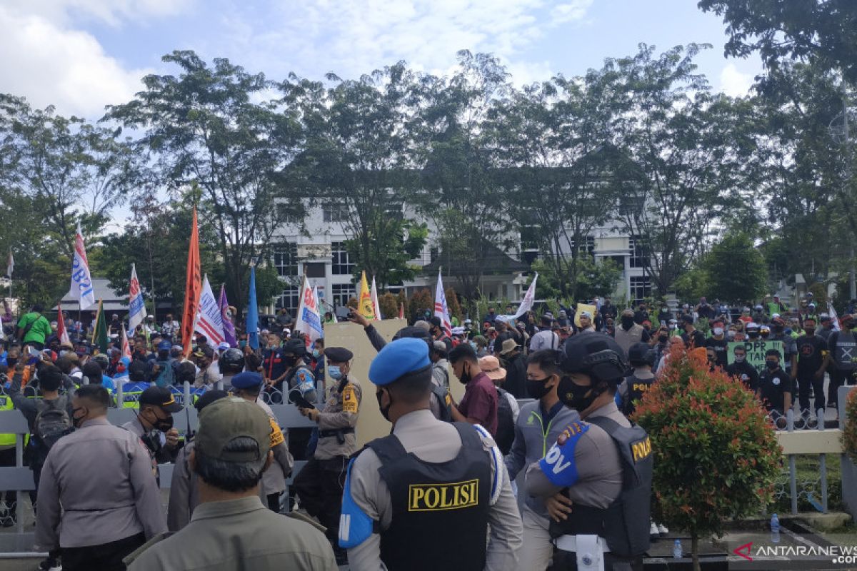 Aliansi Buruh Kalbar demo tolak UU Cipta Kerja di Gedung DPRD