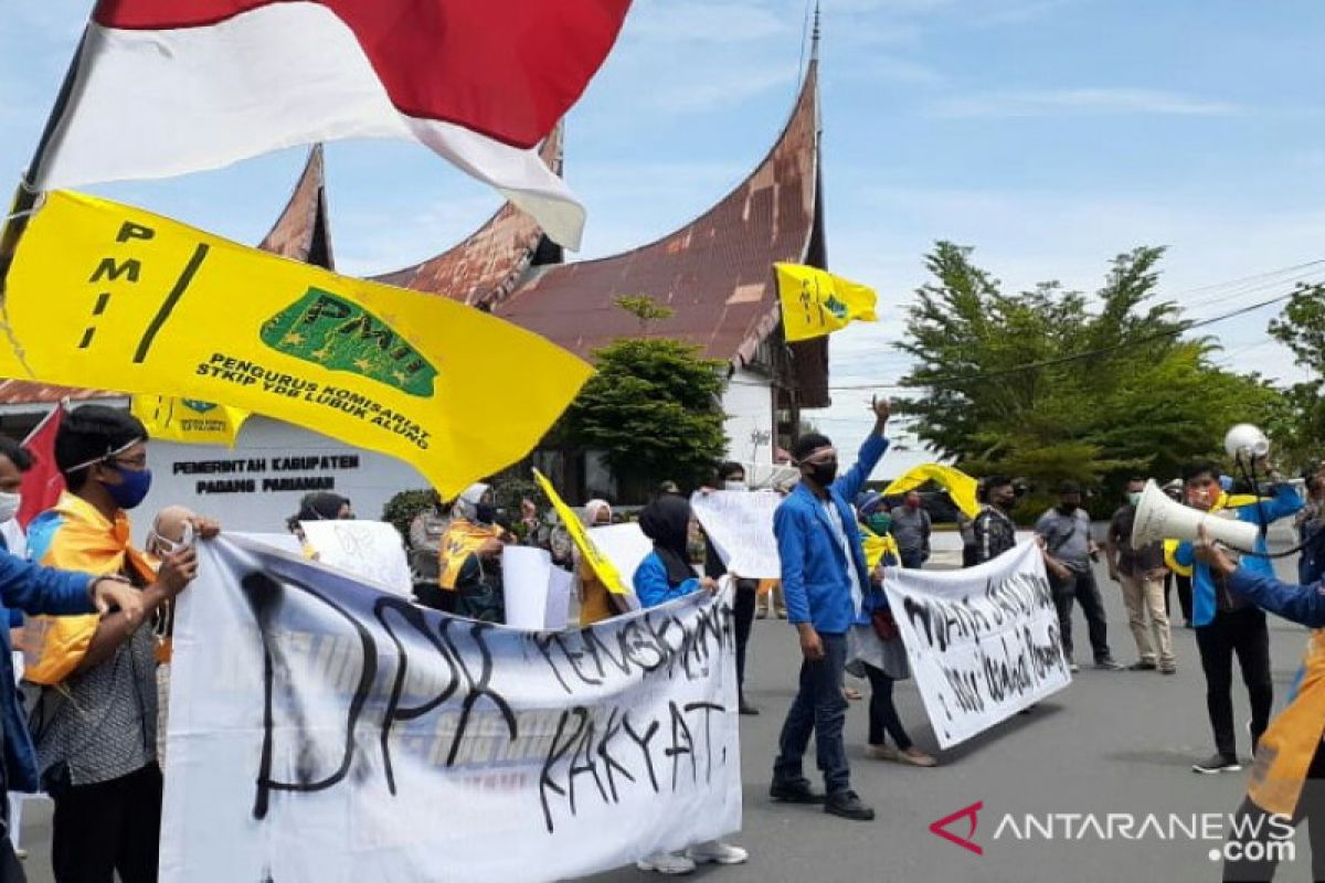 PMII Padang Pariaman unjuk rasa ke DPRD tolak UU Cipta Kerja