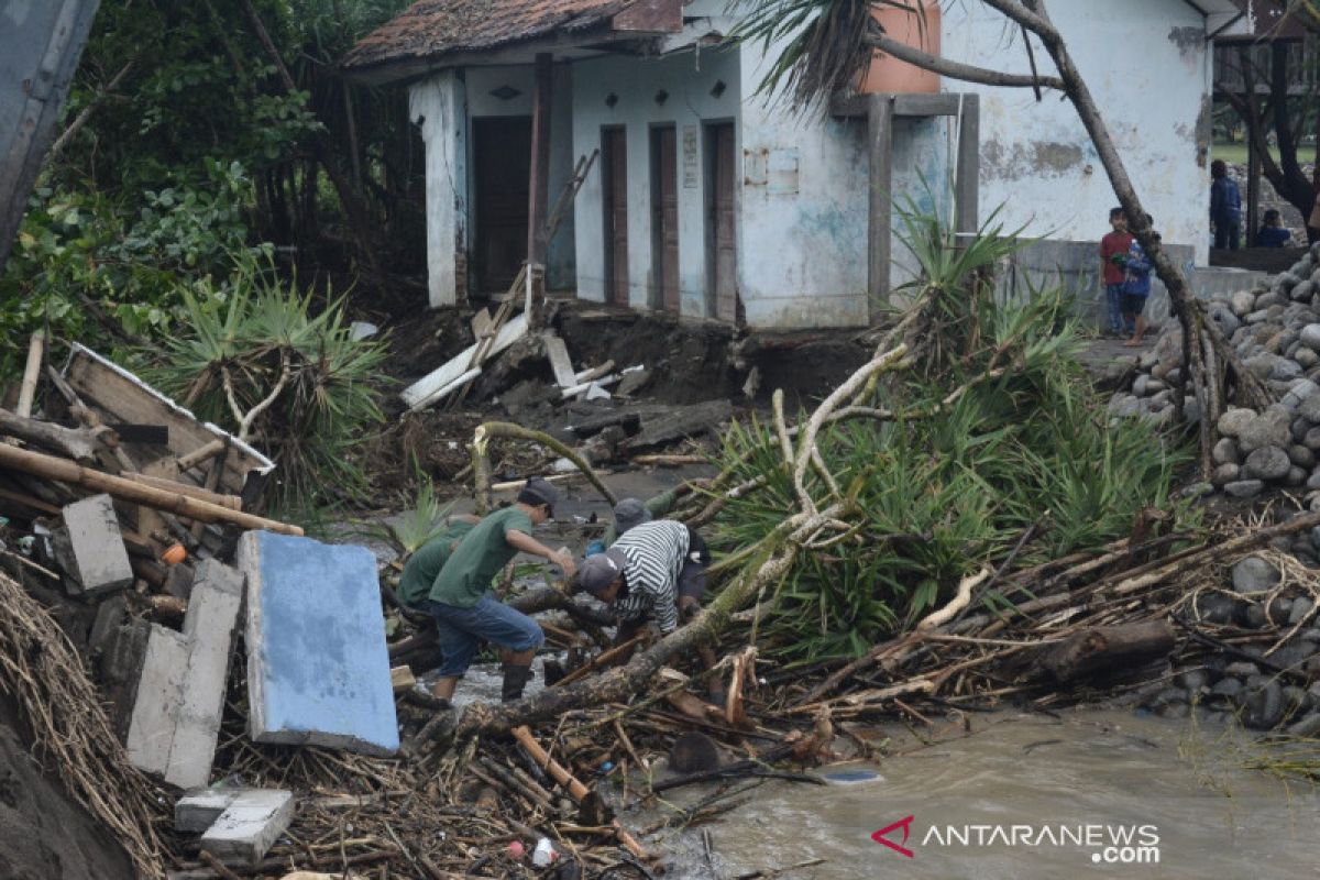 Hujan deras akibatkan Jember diterjang banjir bandang dan tanah longsor