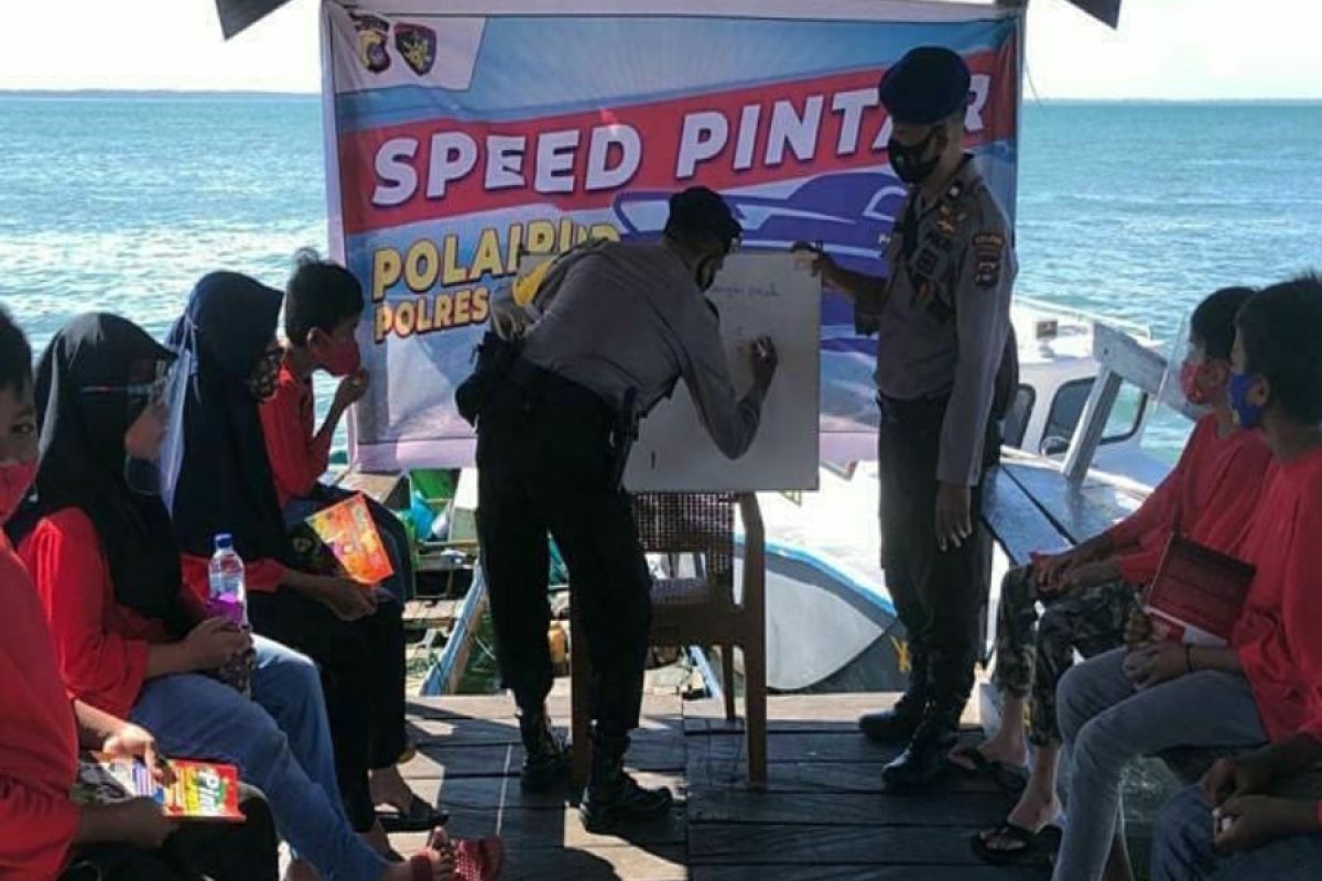 Police's Speed Pintar helps Kotabaru coastal children learn during pandemic