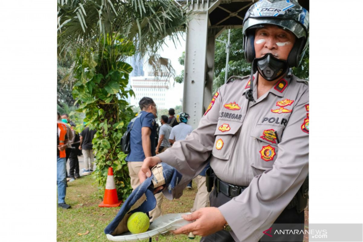 Polisi amankan bola kasti diduga berbahan kimia di Bundaran BI