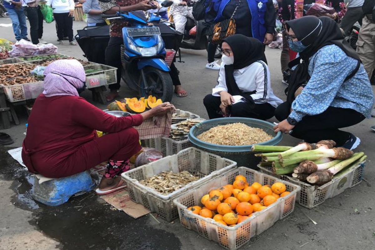 Ivo Sugianto Sabran serap aspirasi kaum perempuan di pasar tradisional