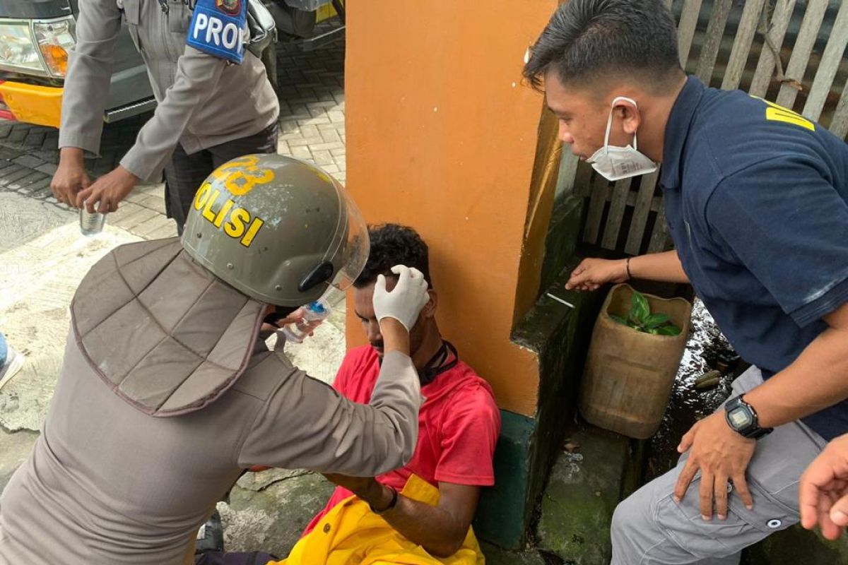 Mahasiswi pingsan saat unjuk rasa tolak UU Cipta Kerja di Ternate