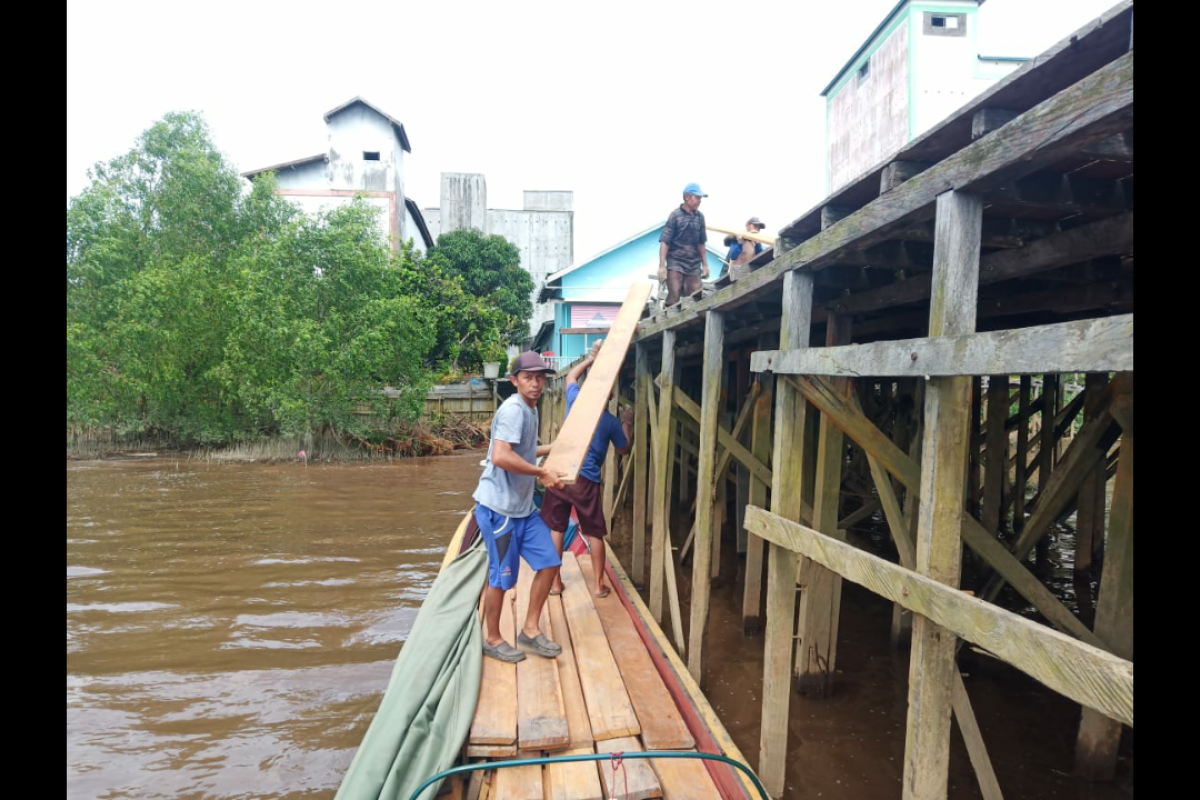 Begini Satgas TMMD kirim kayu ke lokasi pekerjaan jembatan