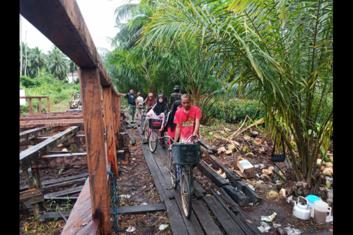 Satgas TMMD bantu anak-anak seberangi jembatan darurat