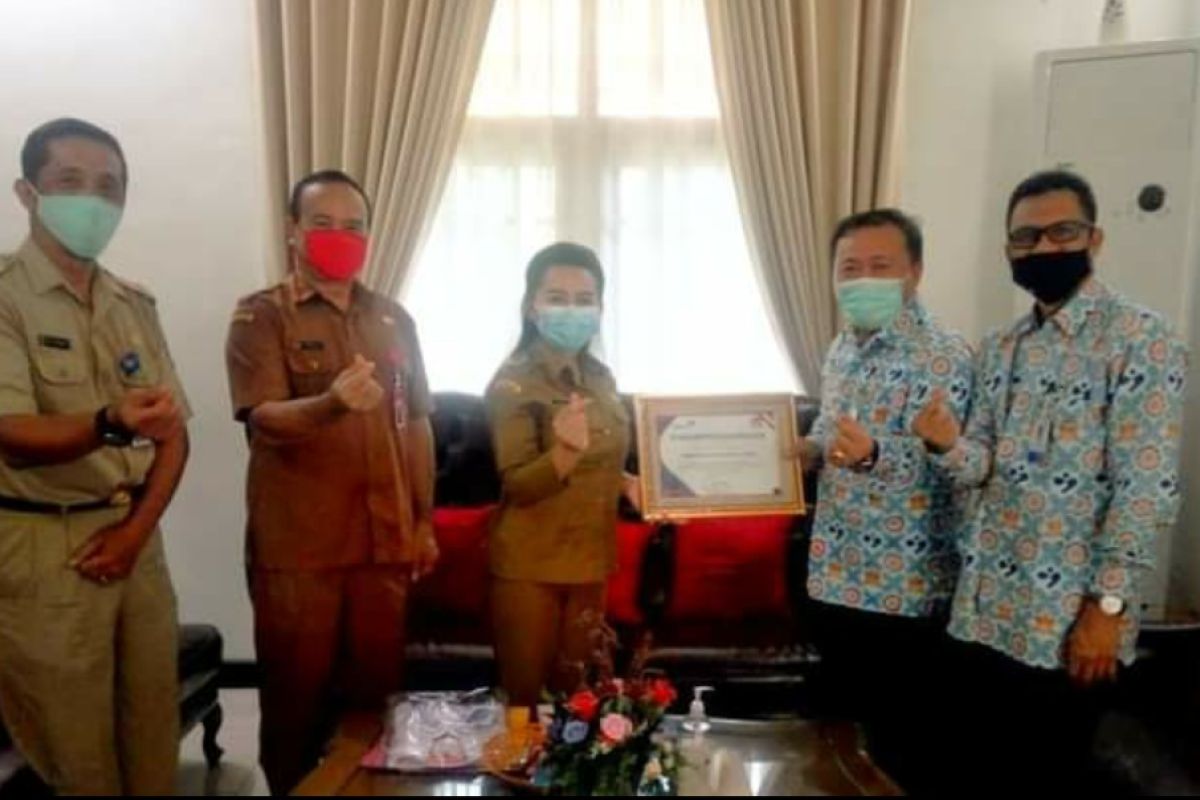 BKKBN Kalbar berikan penghargaan ke Bupati Landak