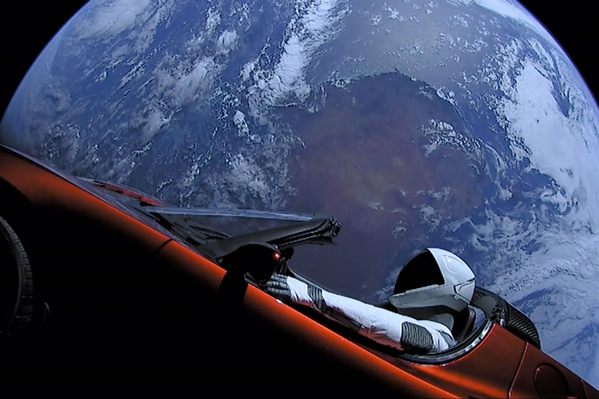 Tesla Roadster sudah semakin dekat dengan Mars