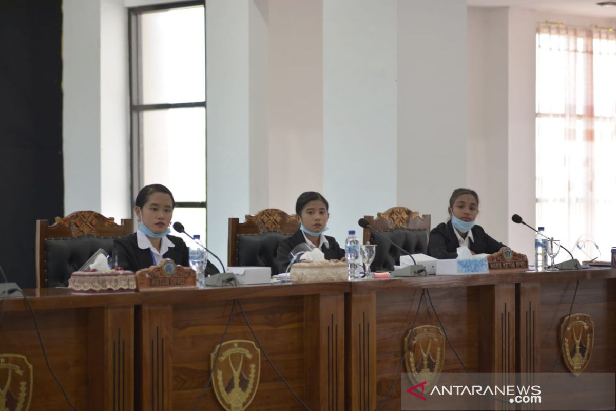 Belasan pelajar belajar menjadi anggota Dewan