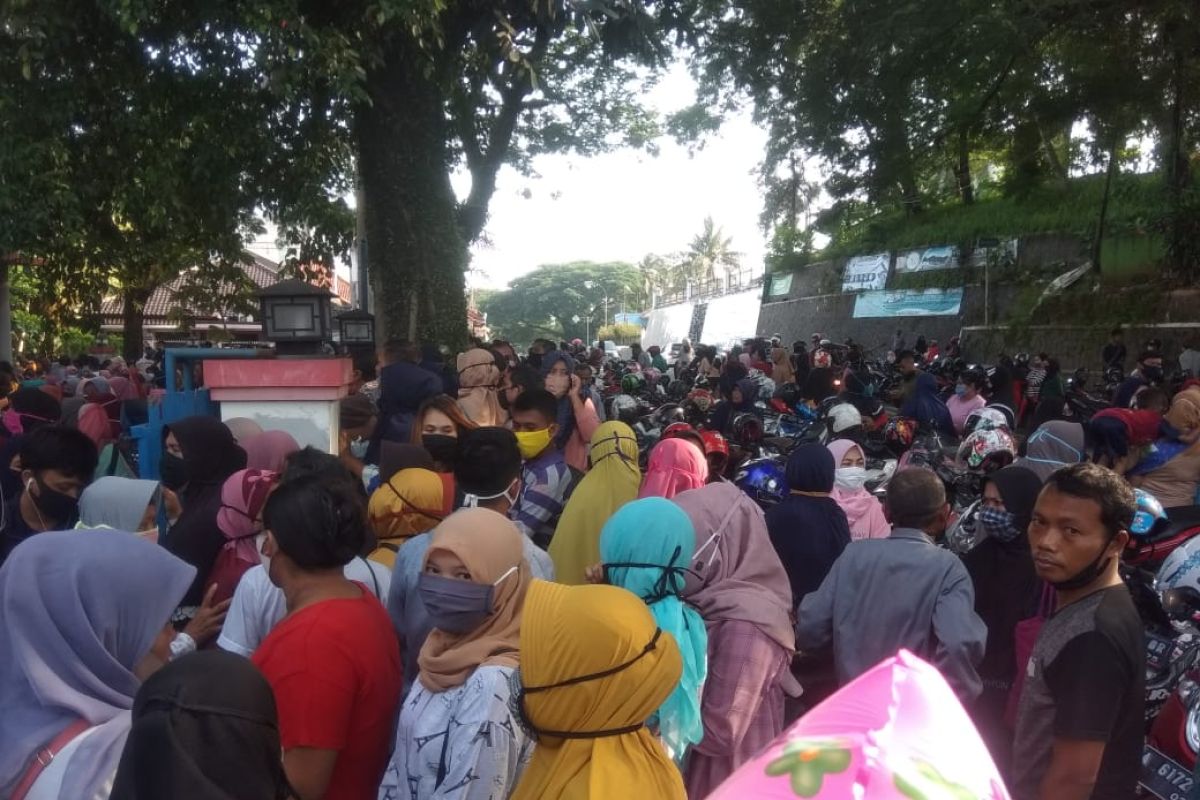 Cegah COVID-19, Satpol PP Lebak bubarkan kerumunan di Kantor Koperasi dan UKM