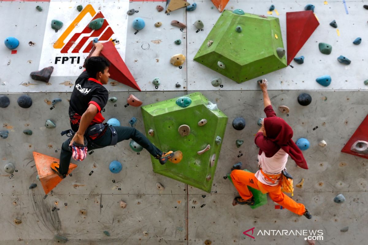 Latihan Panjat Tebing Persiapan PON