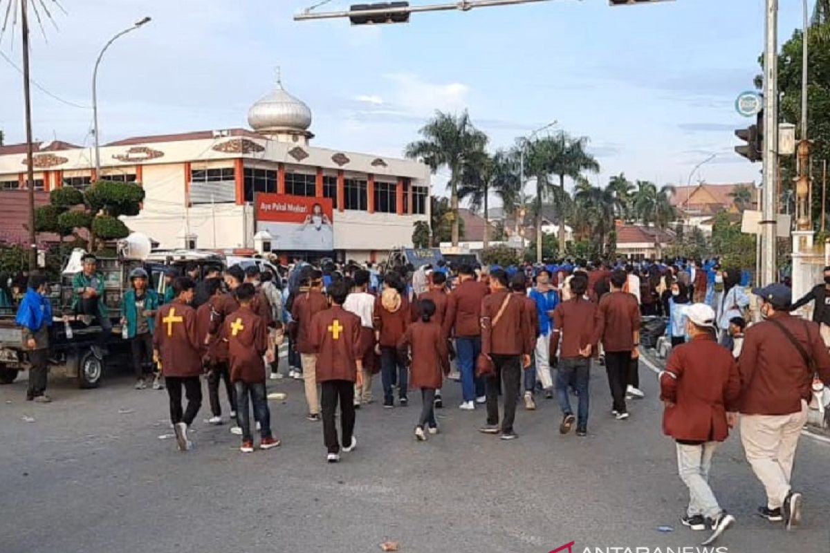 Aksi mahasiswa di Pekanbaru dibubarkan dengan sholawat