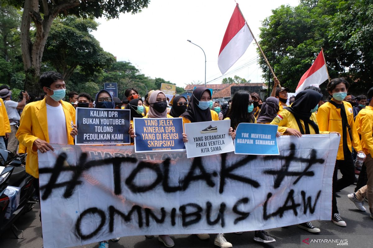 Polisi amankan belasan mahasiswa  demo tolak UU Cipta Kerja  ricuh di Ternate