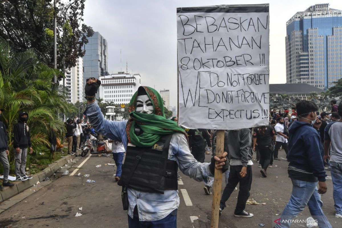 Polisi bagikan masker dan hand sanitizer kepada demonstran buruh