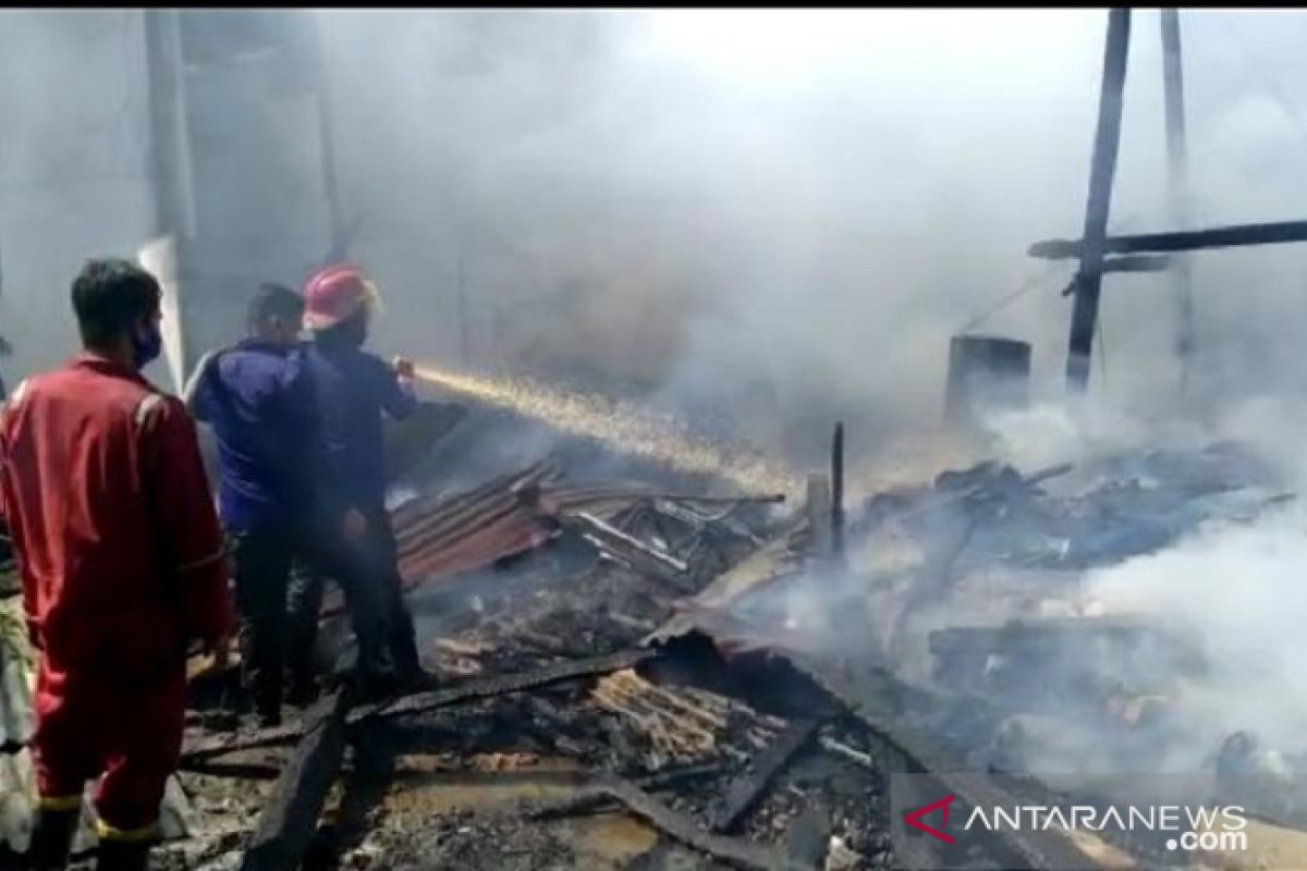 Kebakaran di Kolaka hanguskan tiga petak rumah