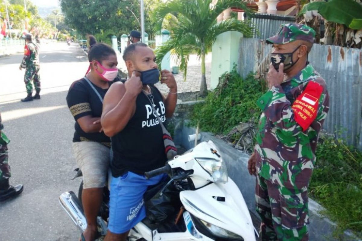 Prajurit Kodim 1709/Yawa tertibkan warga pakai masker