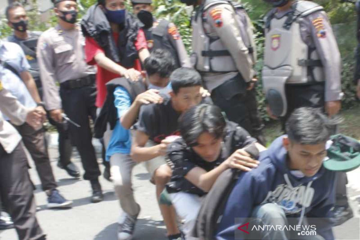 Polisi amankan puluhan pelajar akan ikut  aksi tolak UU Cipta Kerja di Magelang