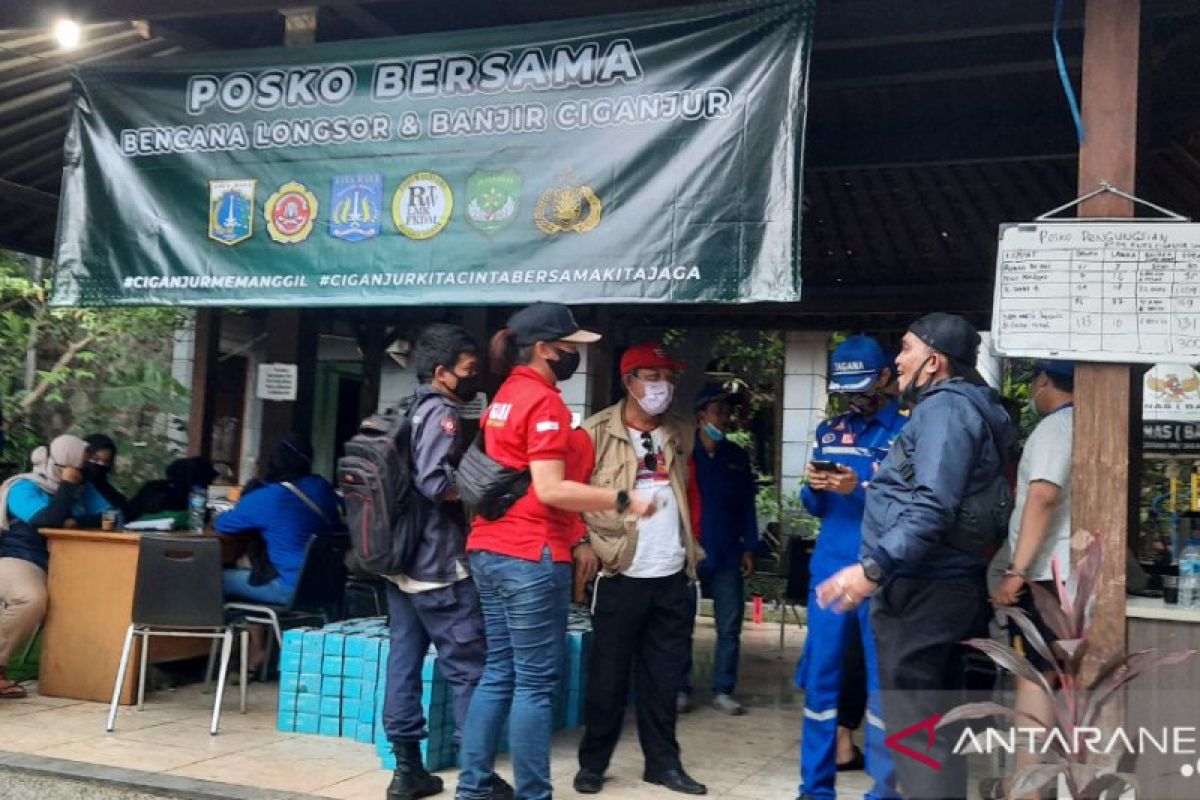 Warga terdampak longsor dan banjir di Ciganjur butuh bantuan pakaian