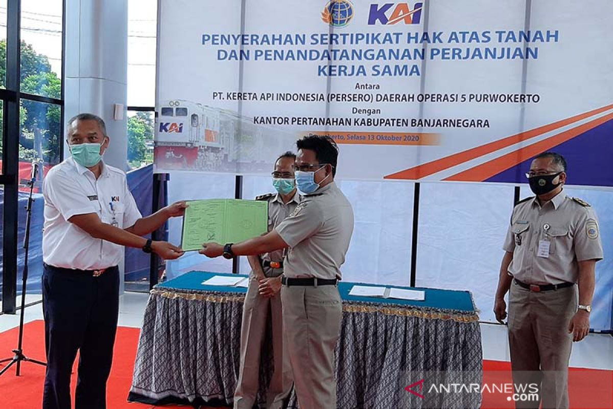 ATR/BPN Banjarnegara serahkan 17 sertifikat tanah kepada KAI