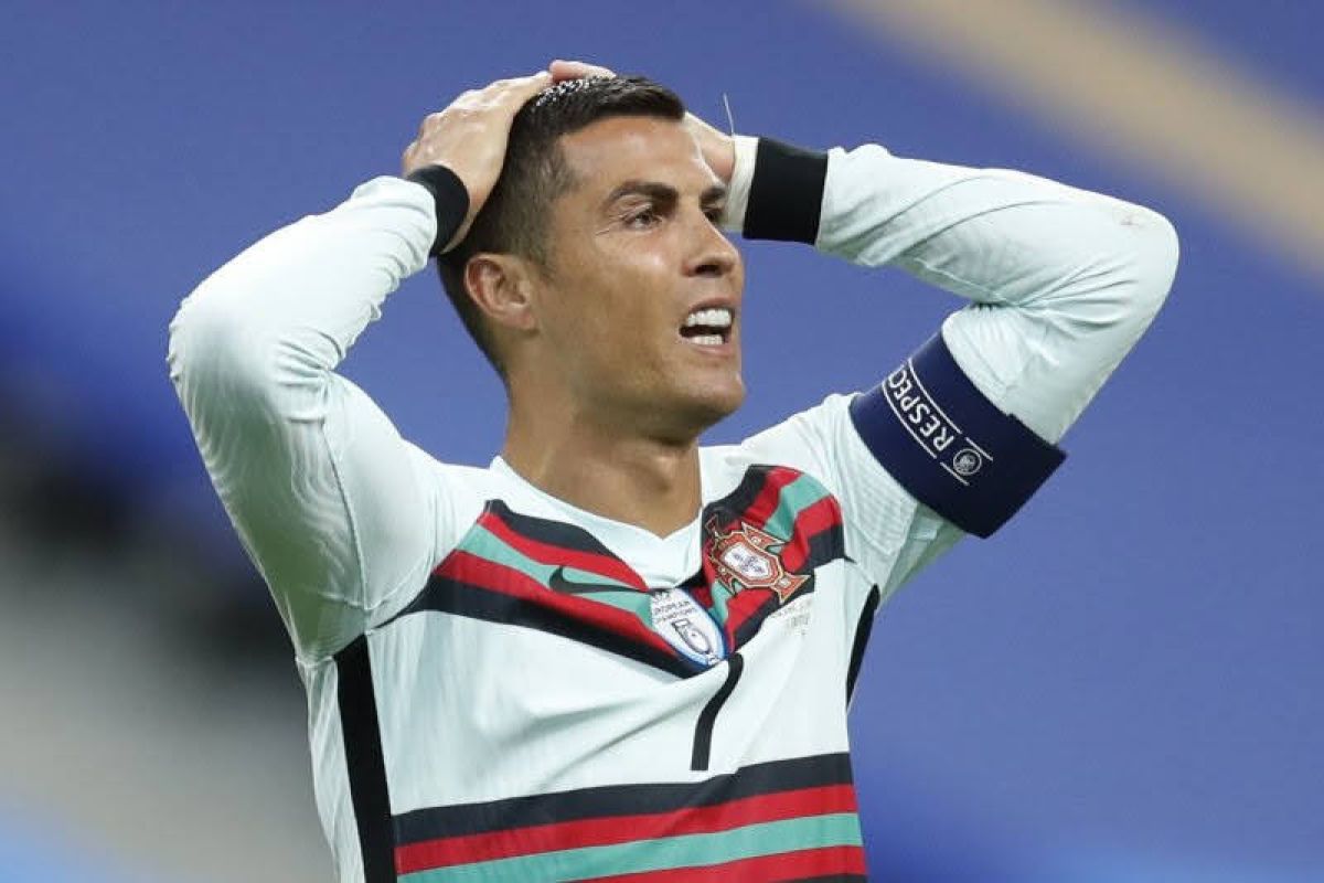 Megabintang Cristiano Ronaldo positif terinfeksi COVID-19