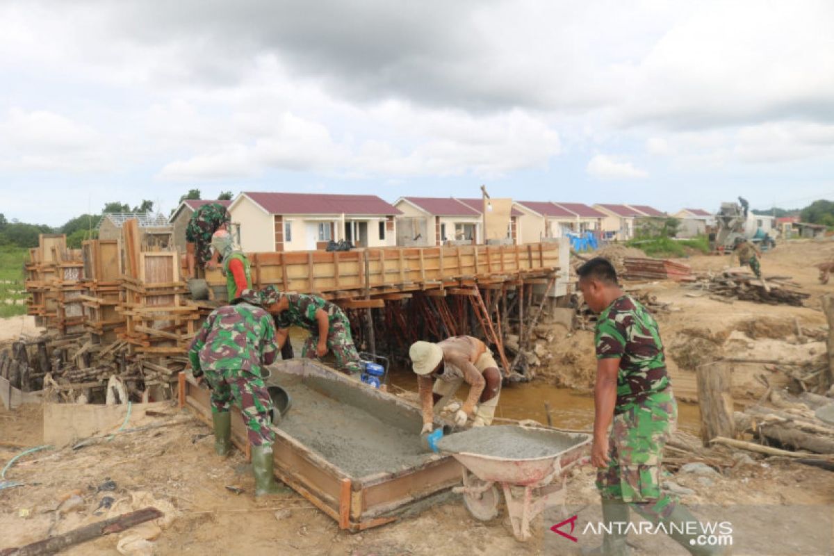 Satgas TMMD bersama warga selesaikan pengerjaan jembatan di Tarakan