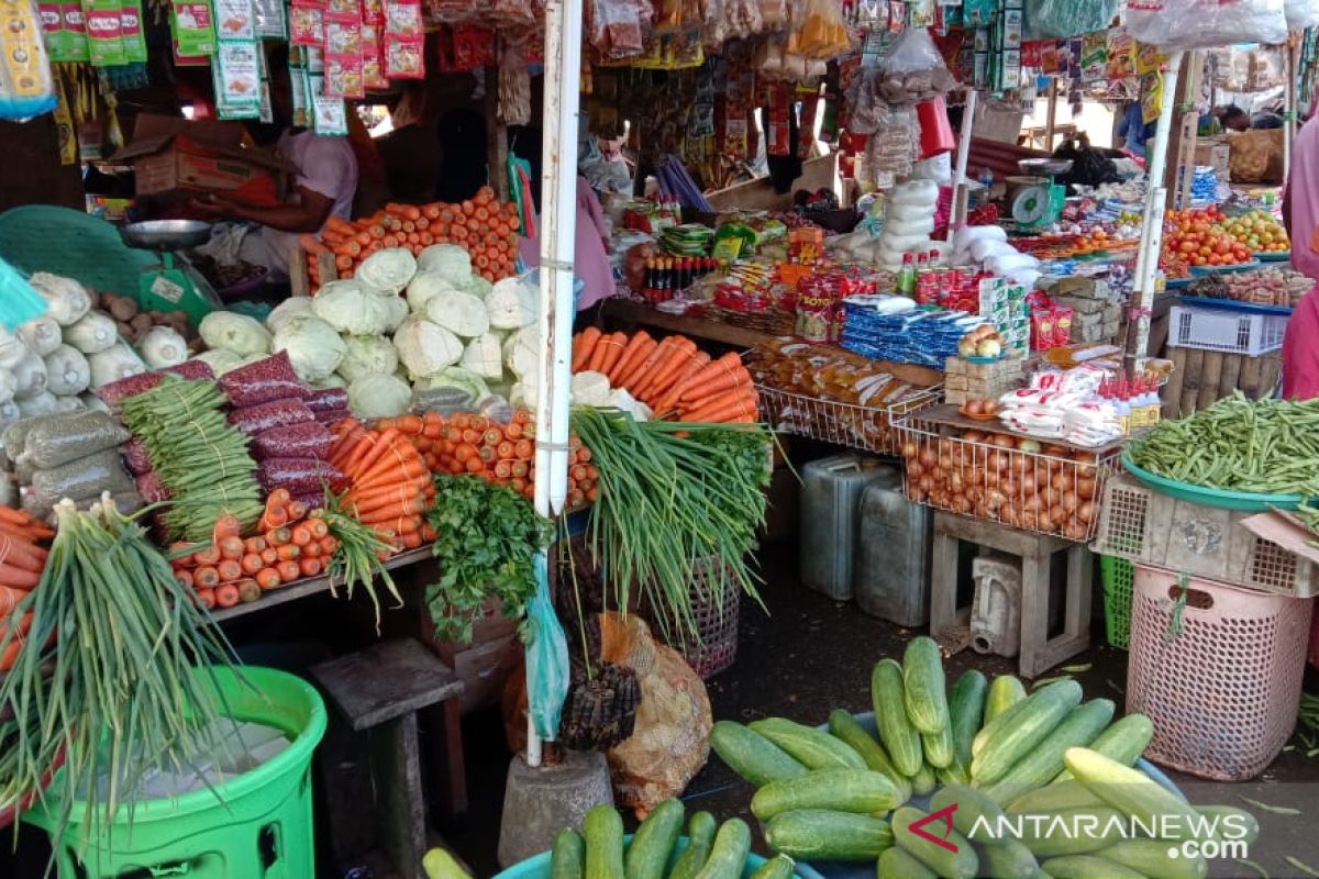 Harga berbagai sayuran di pasar tradisional Ambon normal