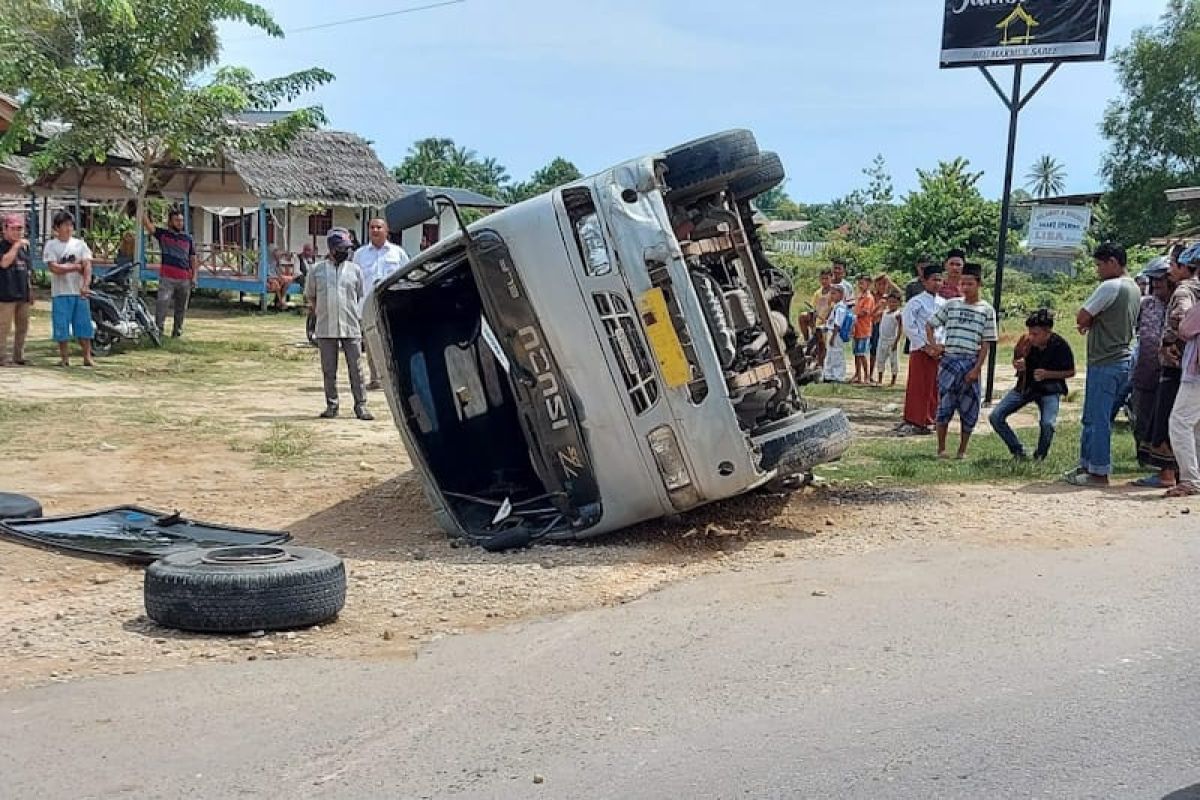 Hantam beat, mobil jumbo terbalik di Aceh Timur