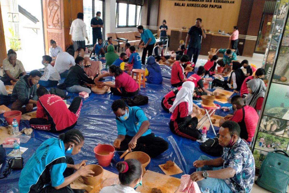 Puluhan siswa di Jayapura ikut pelatihan membuat gerabah