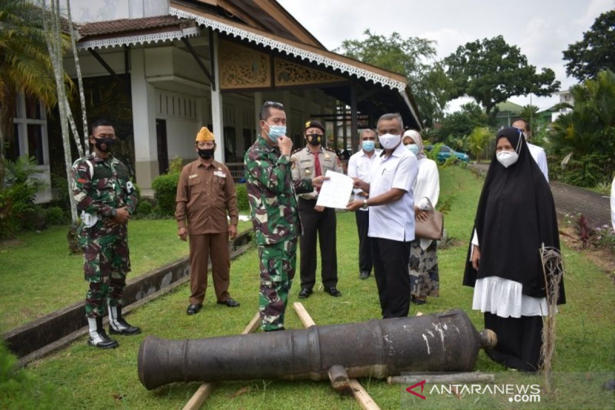 Korem 042/Gapu hibahkan meriam peninggalan Belanda buatan tahun 1848 ke Museum Jambi