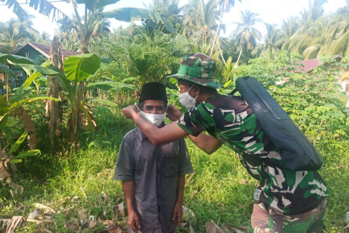 Cegah penyebaran  COVID-19, Satgas TMMD bagikan masker