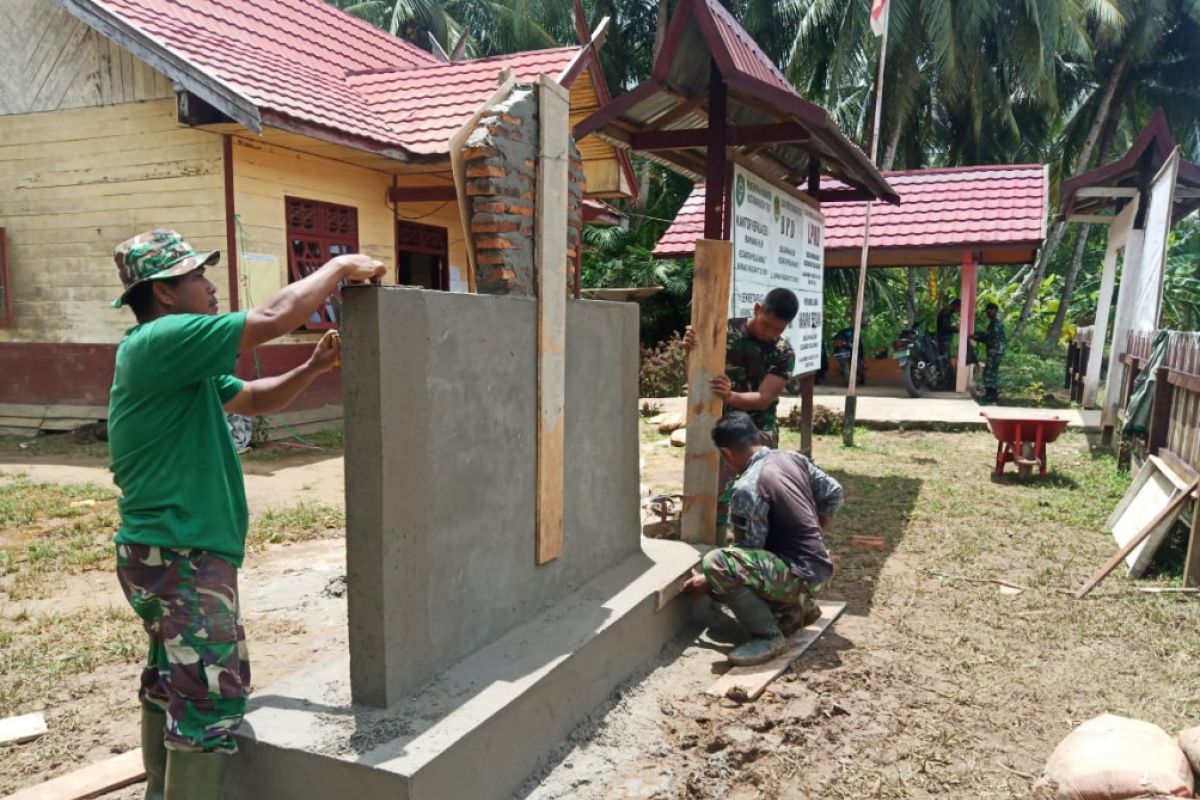 Pembangunan prasasti TMMD ke-109 di Pulau Hanaut hampir selesai