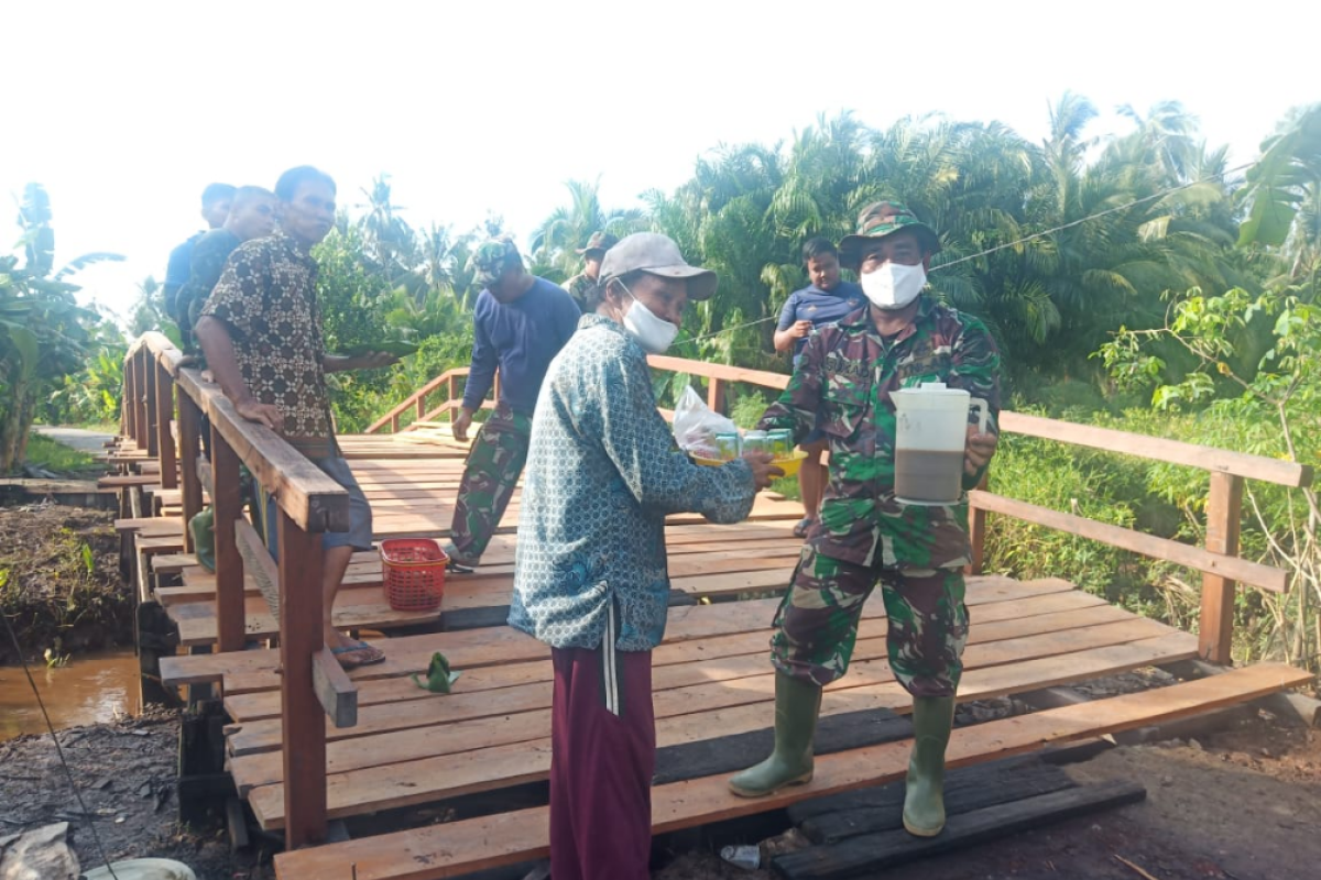 Segelas air kopi penyemangat kerja-kerja Satgas TMMD ke-109