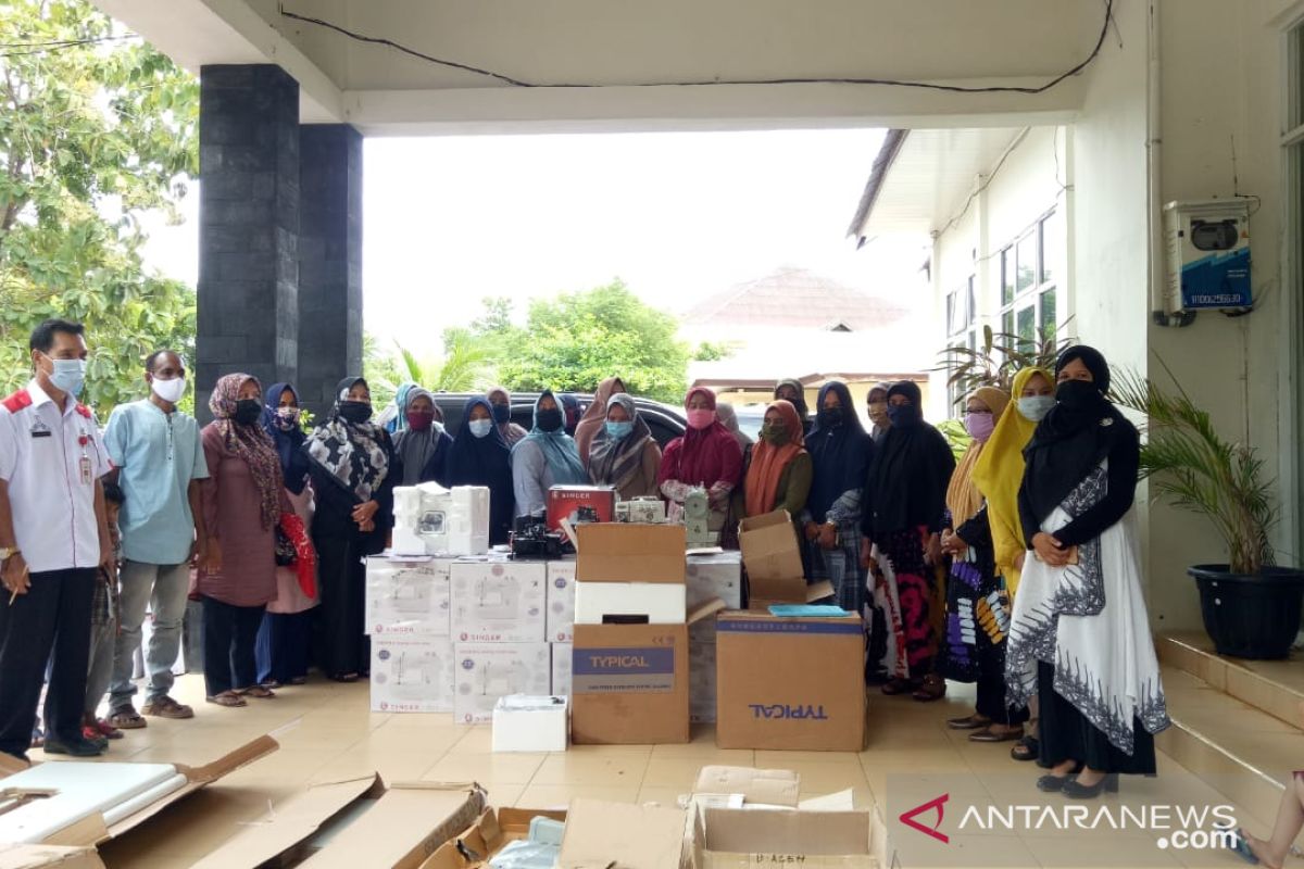 Disnaker Banda Aceh serahkan bantuan 44 mesin jahit di tengah COVID-19