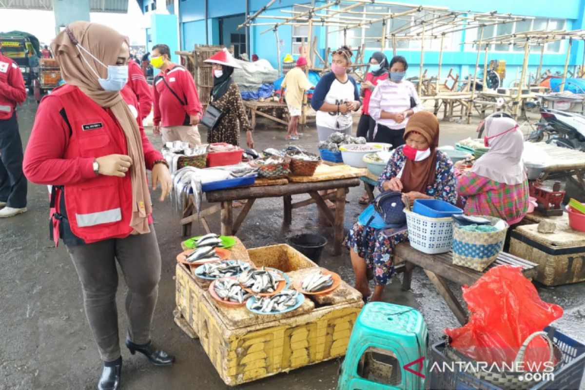 Cegah penyebaran COVID-19, PMI Jember bagikan masker dan semprot disinfektan di TPI Puger