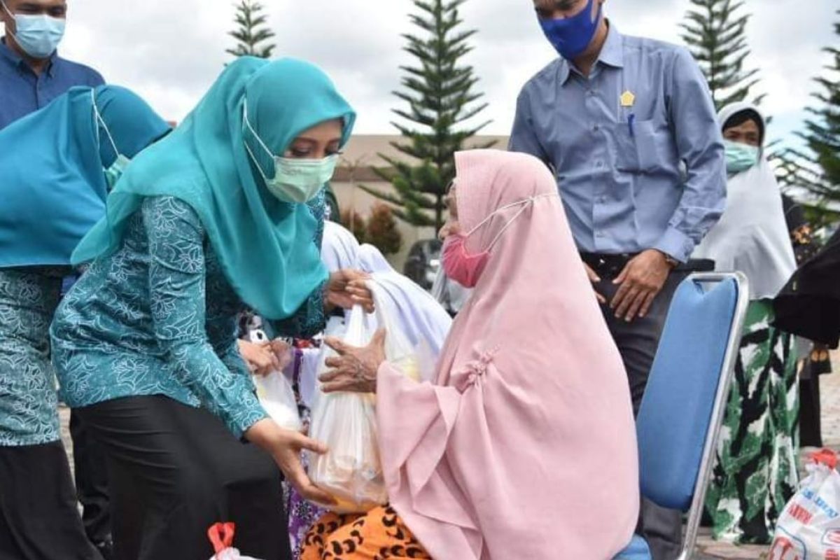 TP-PKK Aceh salurkan bantuan pangan dampak COVID-19 di Bener Meriah