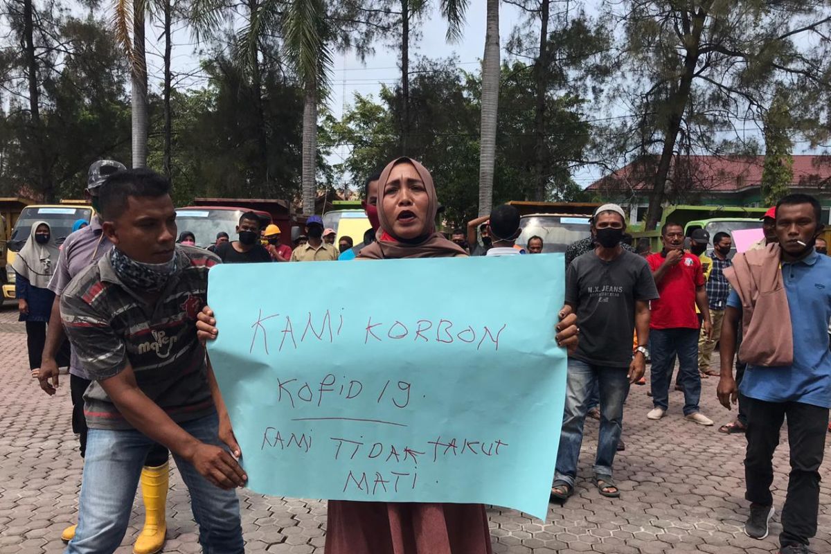 Petugas kebersihan di Aceh Utara berunjuk rasa, ini tuntutannya