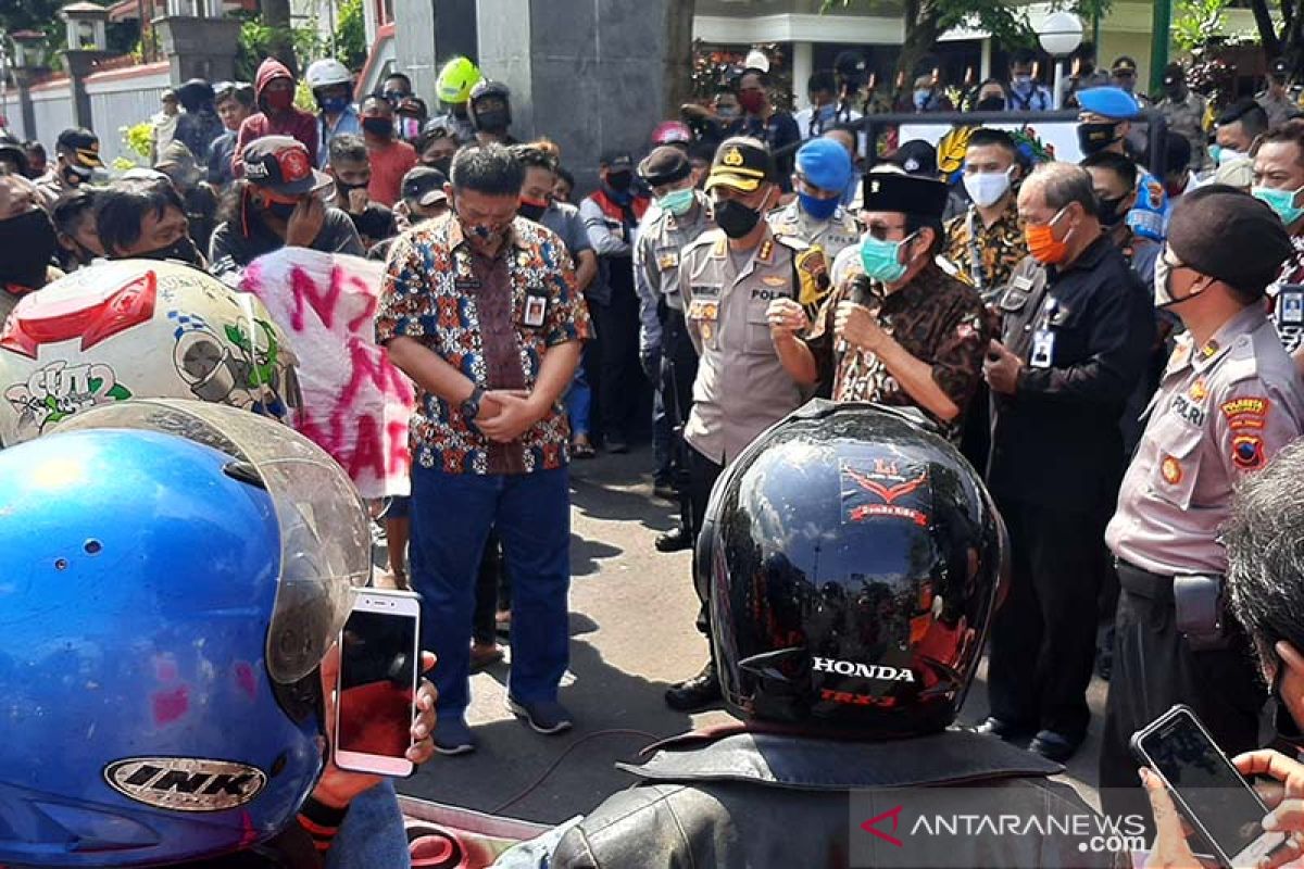 Warga Banyumas berunjuk rasa tolak anarkisme