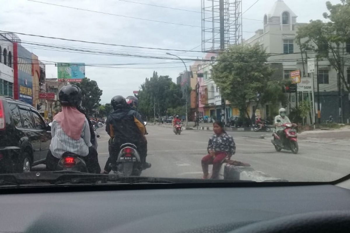 Tujuh anak diduga mengemis di lampu merah Pekanbaru diamankan