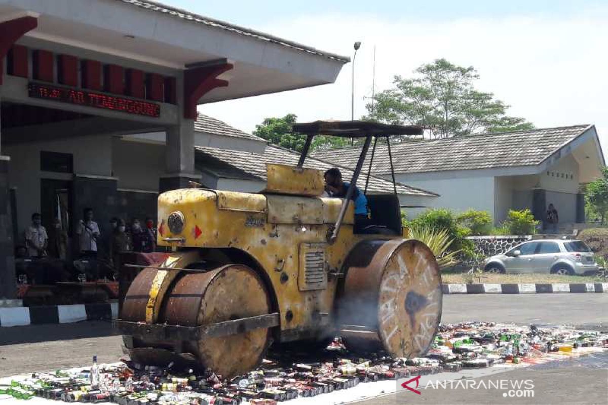 1.226 botol minuman beralkohol hasil operasi yustisi di Temanggung dimusnahkan