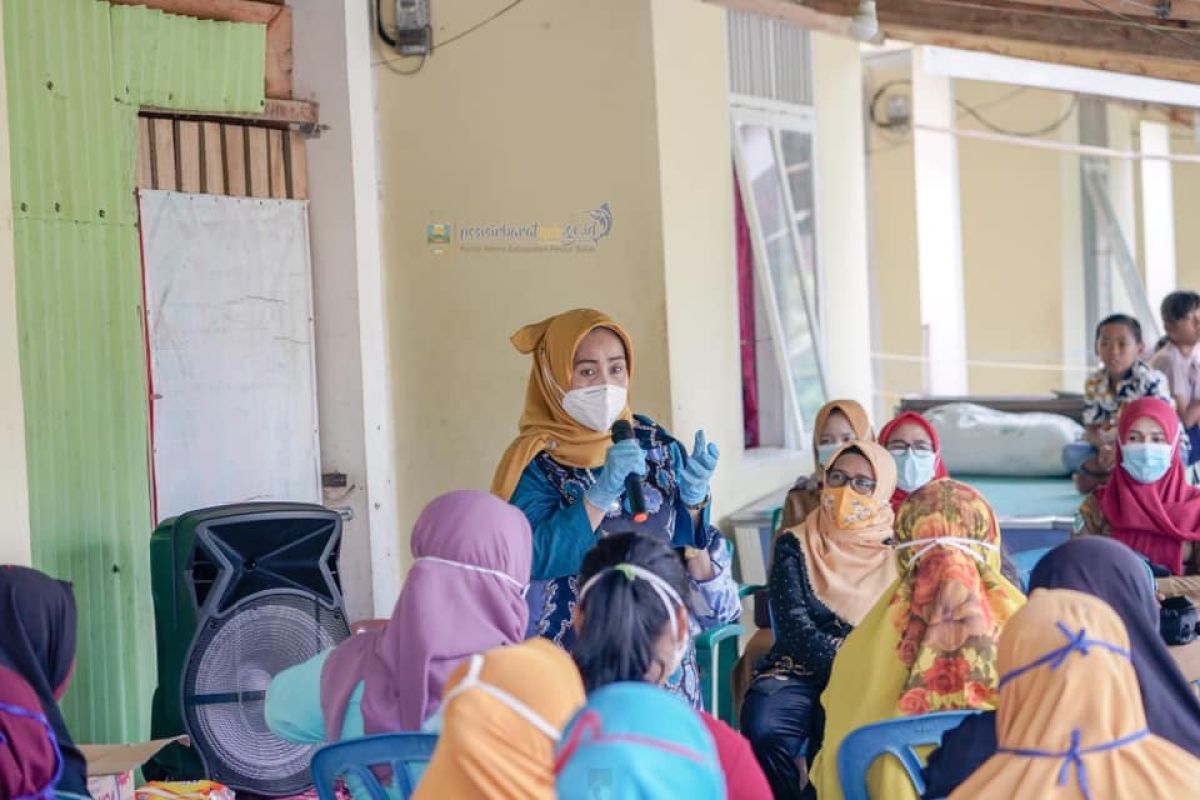 Penjabat Ketua PKK Pesisir Barat beri edukasi pencegahan COVID-19