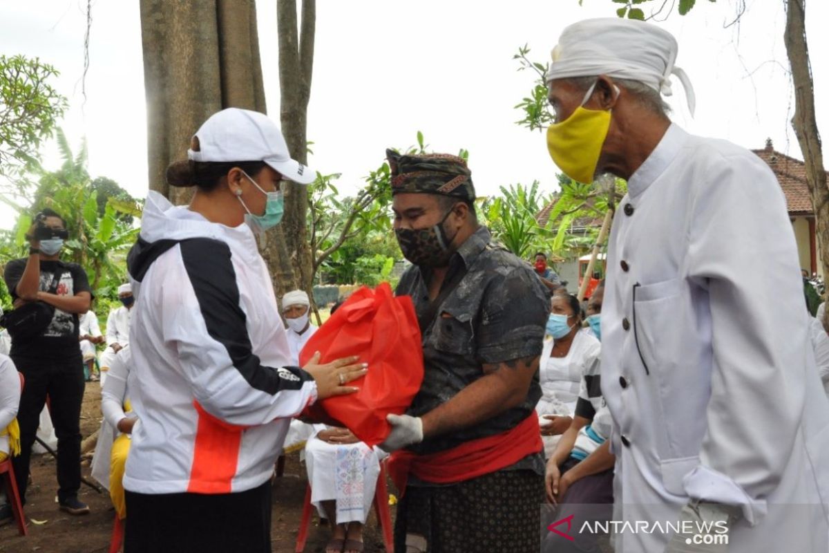 Bupati Tabanan salurkan bantuan untuk korban longsor