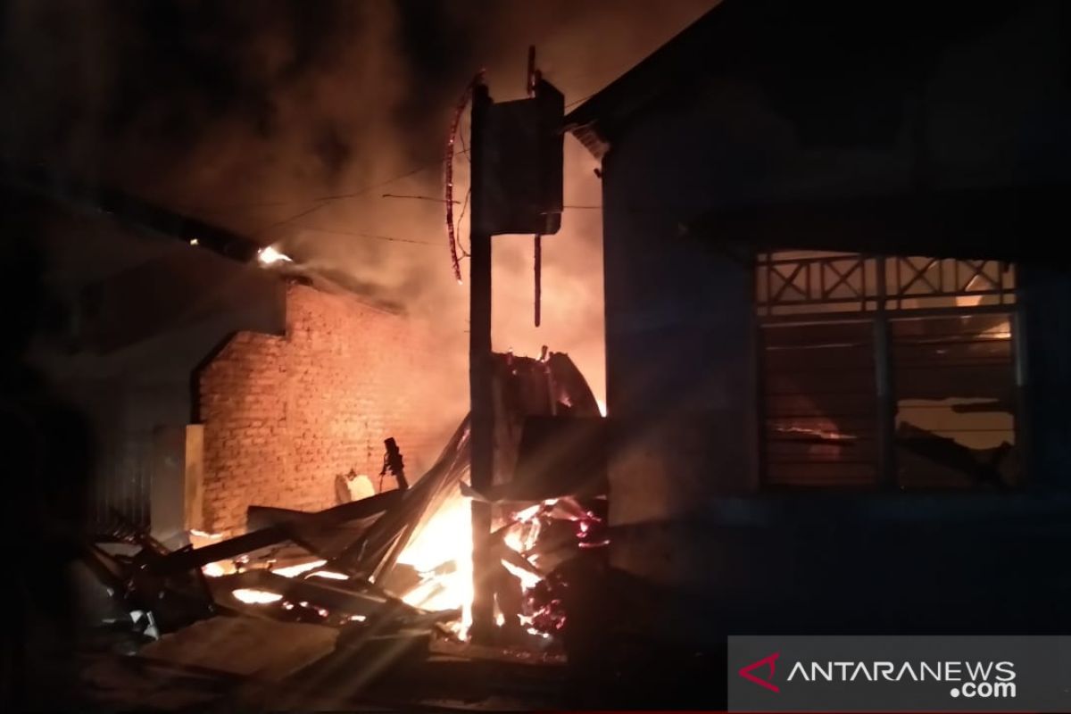 Kebakaran hanguskan delapan unit rumah warga di Padang