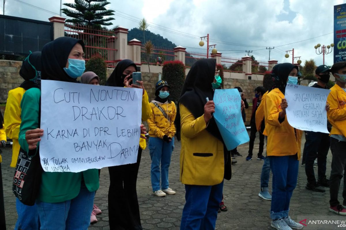 Aliansi mahasiswa Solok Selatan demonstrasi ke DPRD tolak UU cipta kerja