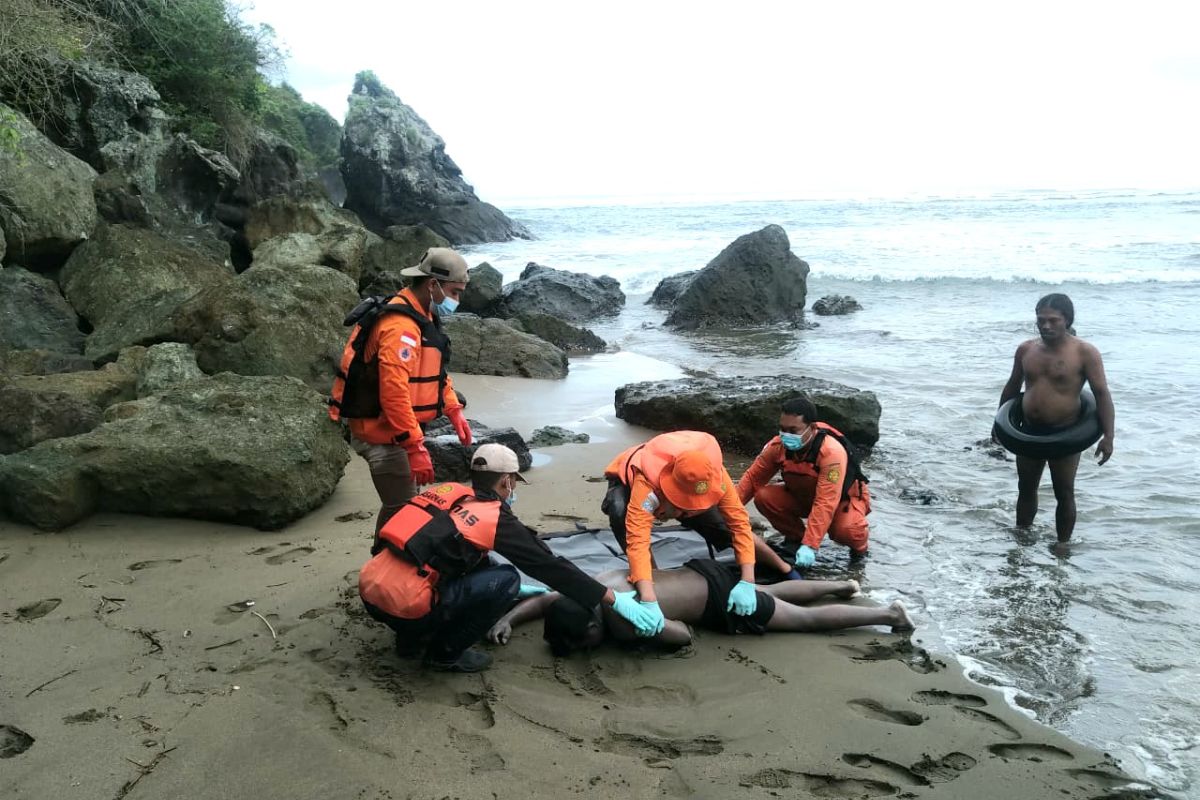 Dua pelajar tenggelam di Banyuwangi ditemukan meninggal