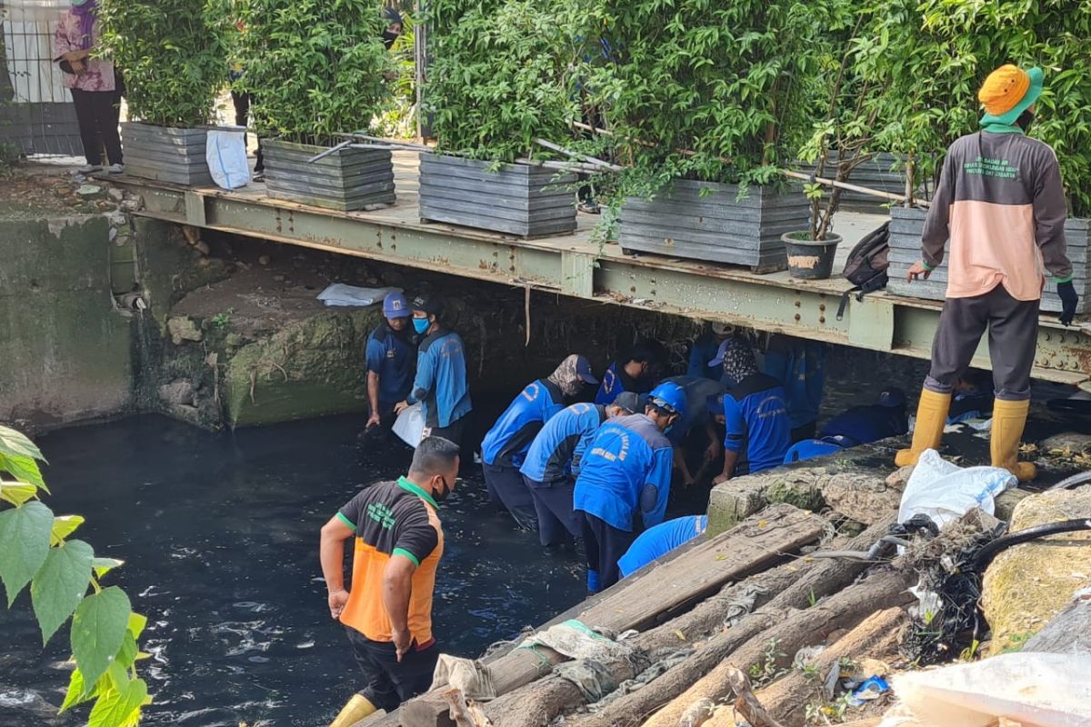 150 petugas dikerahkan untuk "gerebek lumpur"