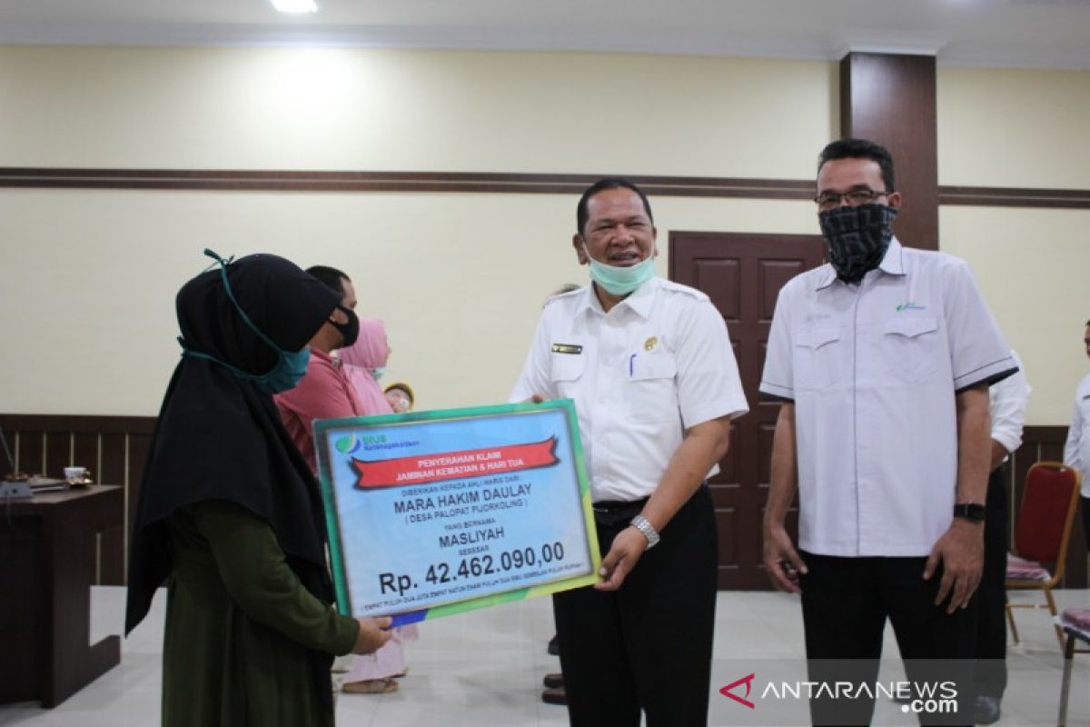 Pemkot Padangsidimpuan bersama BPJS Ketenagakerjaan serahkan santunan jaminan kematian