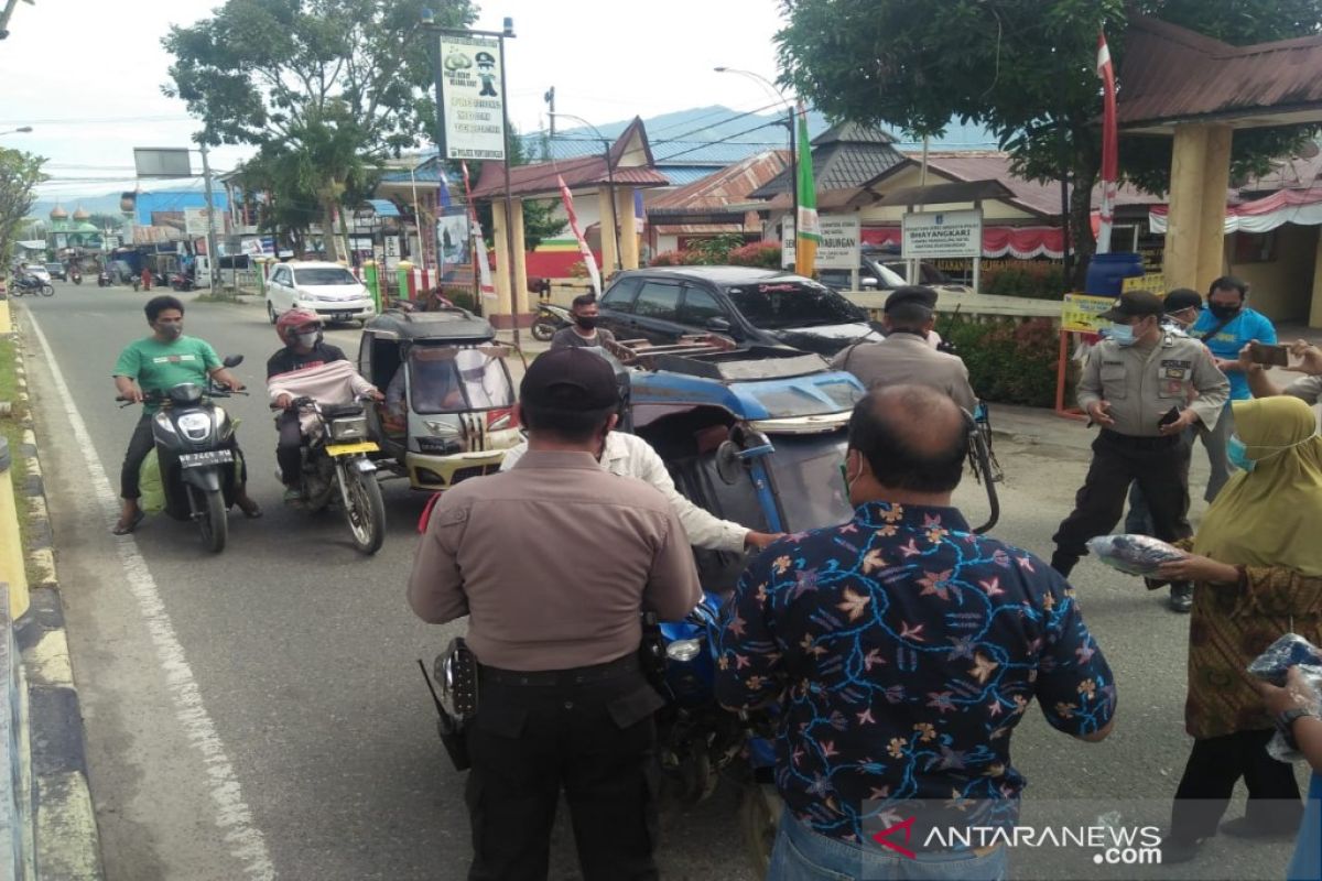 Cegah Corona, Muspika Panyabungan bagikan ribuan masker