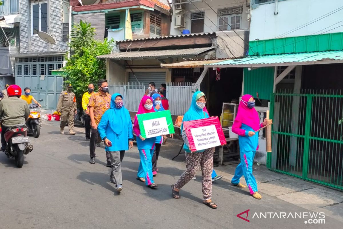 Kader Dasawisma Kelurahan Krukut lakukan ronda sosialisasikan 3M