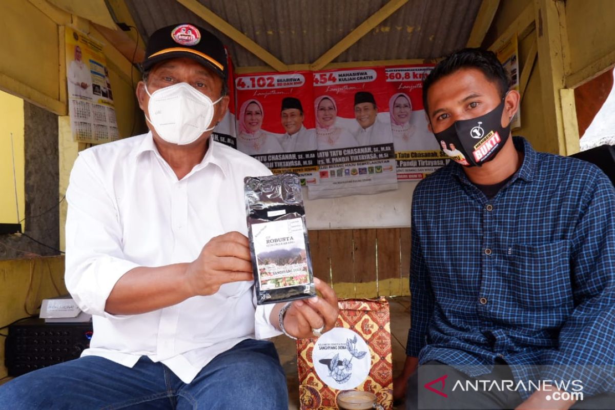 Pandji nikmati Kopi Gunung Karang saat kampanye di Ciomas