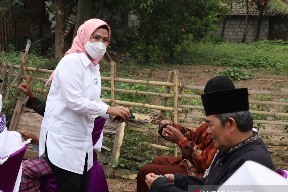 Gaya Kampanye Ratu Tatu, Bagi-bagi Masker hingga Kunjungi Home Industry